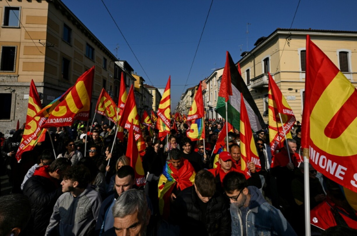 Des drapeaux de l’Unione Sindacale di Base (USB) lors d’une manifestation contre le coût de la vie, le 30 octobre 2026 à Milan, en Italie