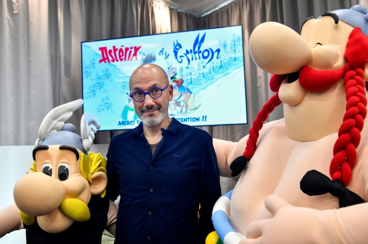 Le scénariste Jean-Yves Ferri pose lors de la présentation du 39e album d'Astérix, le 11 octobre 2021 à Vanves, près de Paris