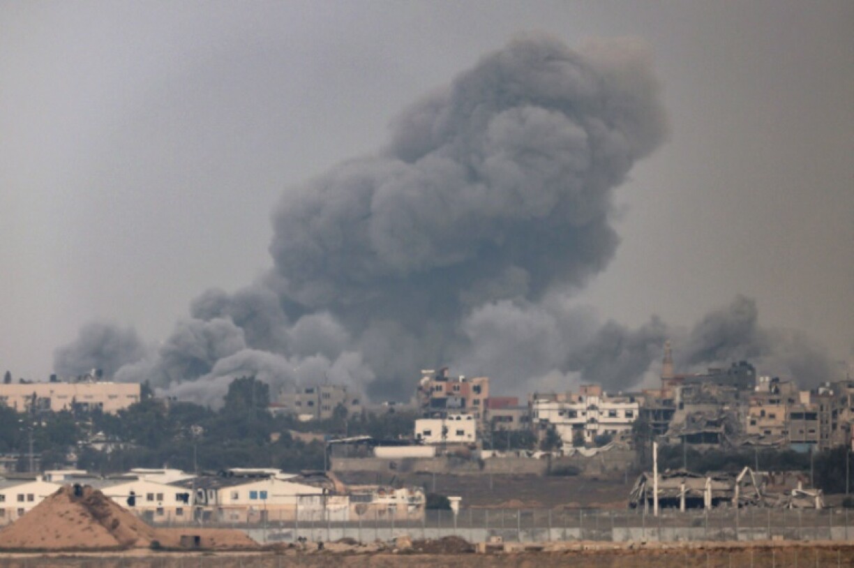 Une photo prise depuis le sud d'Israël montre un panache de fumée après des bombardements dans la bande de Gaza le 7 décembre 2023