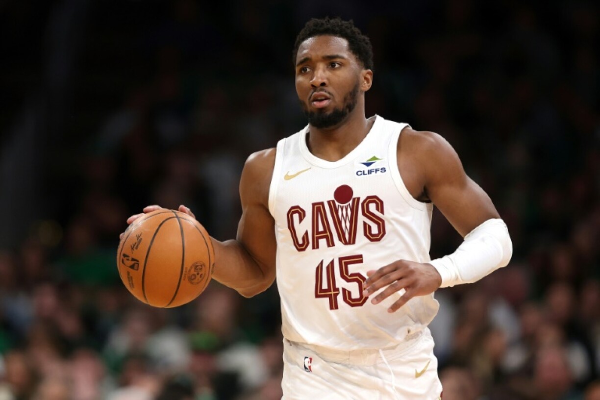 Donovan Mitchell's 24 points helped Cleveland edge past the Charlotte Hornets to stretch their unbeaten streak to 13 games on Friday