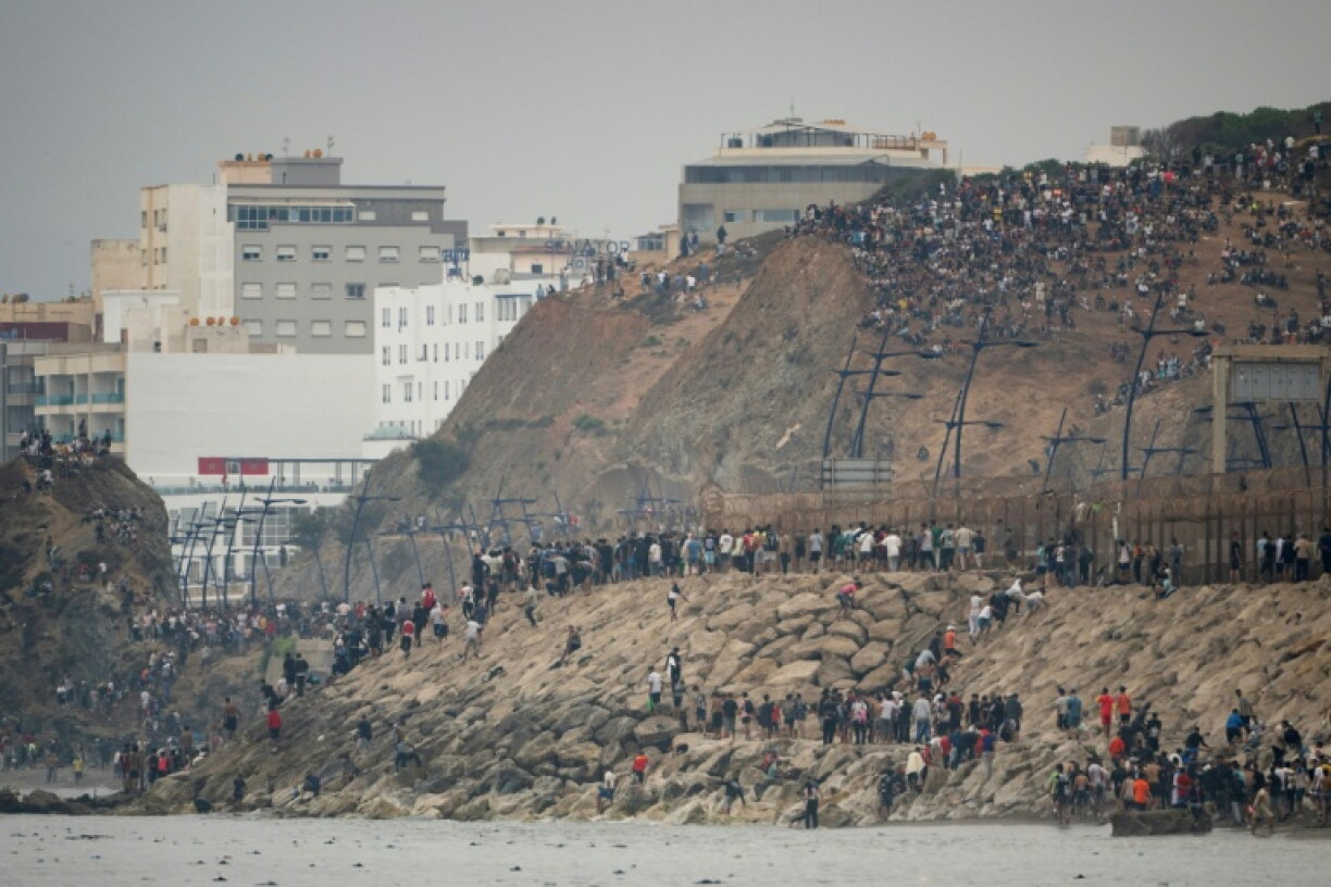 Nach dem Ansturm zehntausender Migranten auf die spanische Exklave Ceuta sind nach offiziellen Angaben mehr als 37.500 ins angrenzende Marokko zurückgekehrt. Laut einem EU-Beamten gelangte bislang keiner der Migranten auf den europäischen Kontinent.