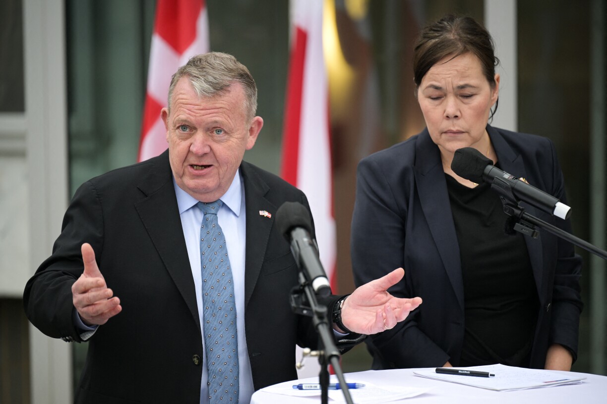 Le ministre danois des Affaires étrangères, Lars Løkke Rasmussen, et la ministre des Affaires étrangères du Groenland, Vivian Motzfeldt, s'expriment lors d'une conférence de presse à l'ambassade du Danemark à Washington.