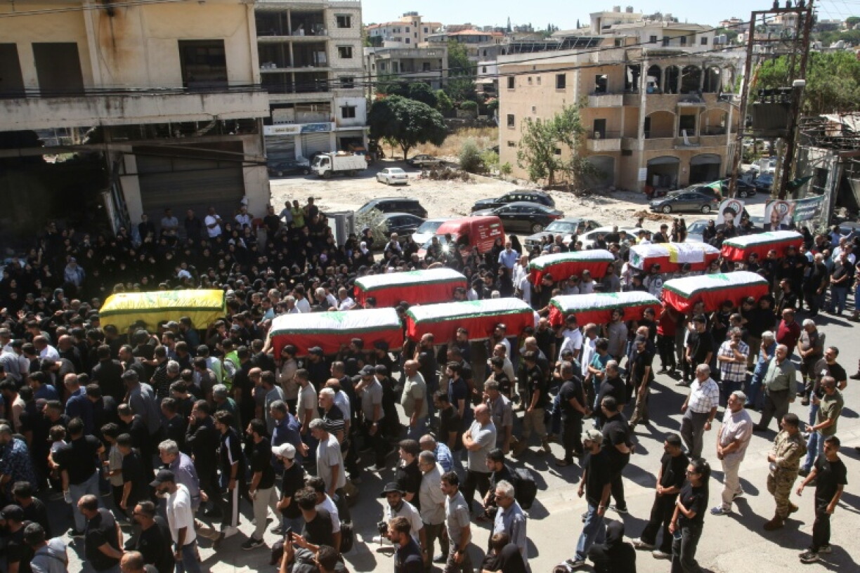 Les funérailles de victimes d'une frappe aérienne israélienne ayant visé le village de Kfar Remmane la veille, dans le sud du Liban, le 8 septembre 2026