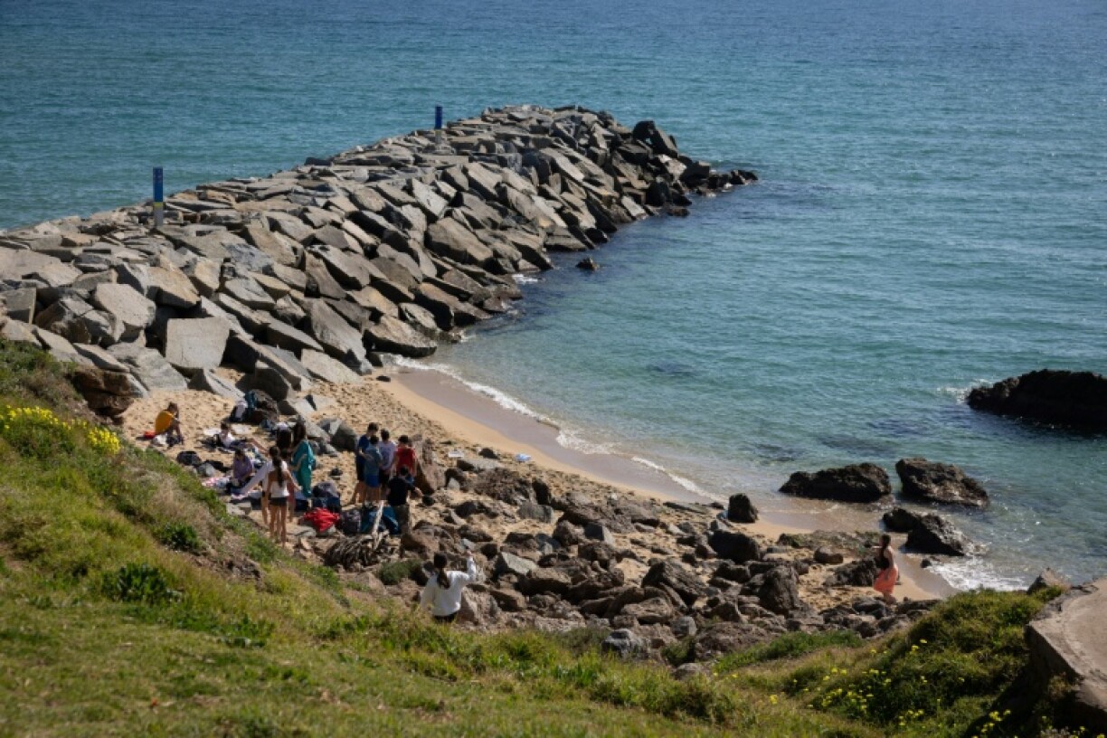 Une avancée de rochers sur la plage de Montgat, au nord de Barcelone, le 26 février 2026