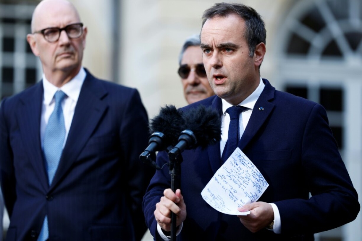Le Premier ministre Sébastien Lecornu (à droite) et le ministre de l'Économie Roland Lescure, après une réunion à Matignon le 21 avril 2026