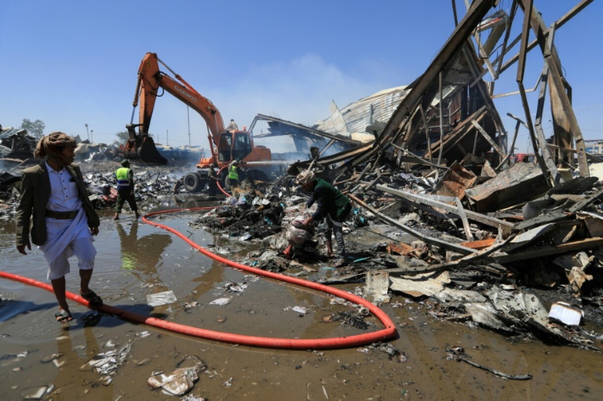 Le site d'une frappe aérienne saoudienne présumée, survenue dans la nuit, contre une usine dans le quartier d'Al-Rawda à Sanaa, le 9 octobre 2026 au Yémen