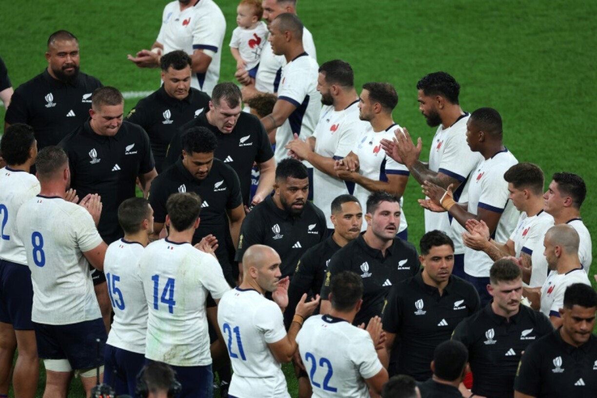 Battus par la France en match d'ouverture de la coupe du monde, les Néo-Zélandais sortent du terrain applaudis par leurs vainqueurs, le 8 septembre 2023 au Stade de France.