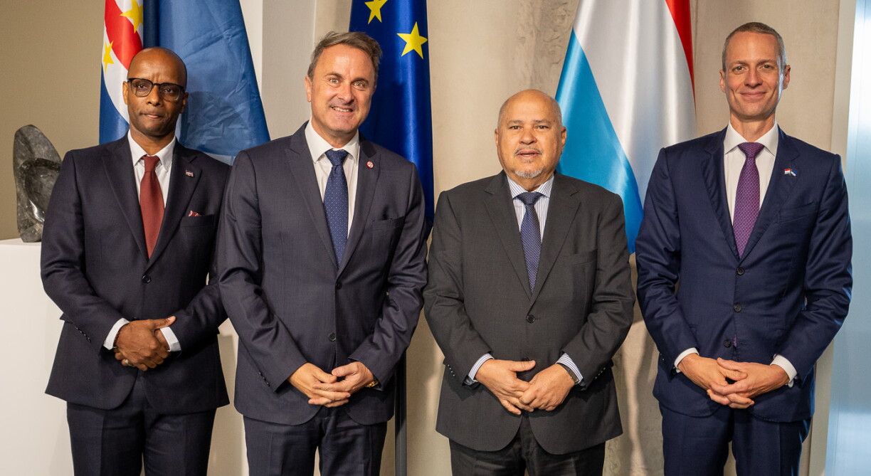 D'Regierungsvertrieder aus dem Cap Vert op Aarbechtsvisitt zu Lëtzebuerg. (Carlos Alberto Ramos Varela, ministre de l'Environnement, de l'Action climatique et de l'Énergie de la république du Cabo Verde ; Xavier Bettel, Vice-Premier ministre, ministre des Affaires étrangères et du Commerce extérieur, ministre de la Coopération et de l'Action humanitaire ; Manuel Augusto Lima Amante da Rosa, ministre des Affaires étrangères, des Communautés et de la Défense nationale de la république du Cabo Verde ; Serge Wilmes, ministre de l'Environnement, du Climat et de la Biodiversité (de g. à dr.))