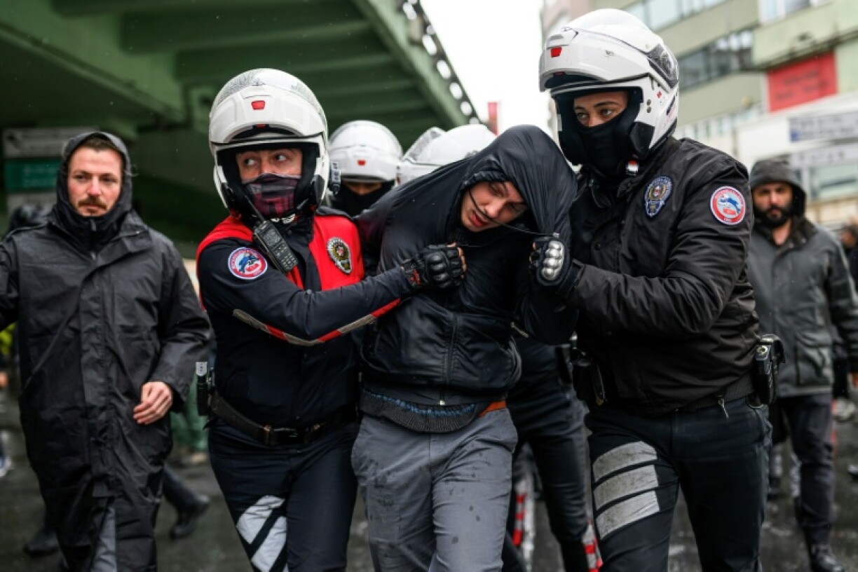 Des policiers arrêtent un manifestant lors d'un rassemblement à l'occasion de la Journée internationale des travailleurs, à Istanbul, le 1er mai 2026 en Turquie