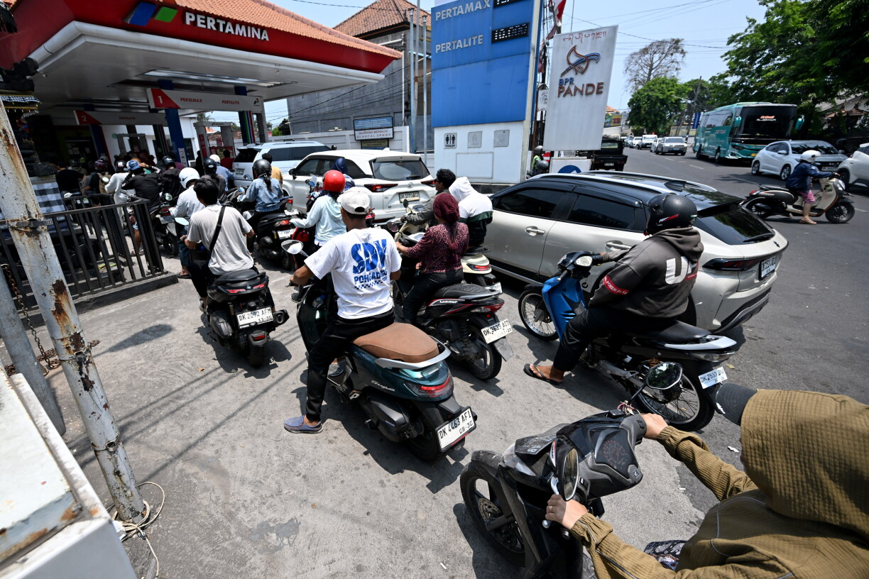 Motorcyclists queue to refuel at a gas station in Denpasar amid a fuel supply shortage on Indonesia's resort island of Bali on October 14, 2026. (Photo by SONNY TUMBELAKA / AFP)