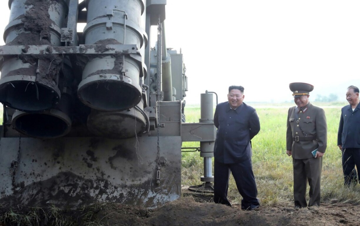 Une photo publiée par l'agence officielle nord-coréenne KCNA montre Kim Jong Un inspectant un
