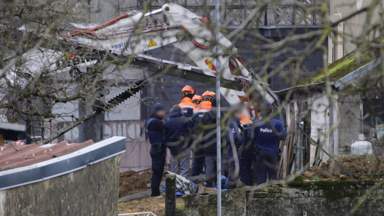 Une pelleteuse creuse dans le jardin d'une résidence à Sterpenich le 10 janvier 2023