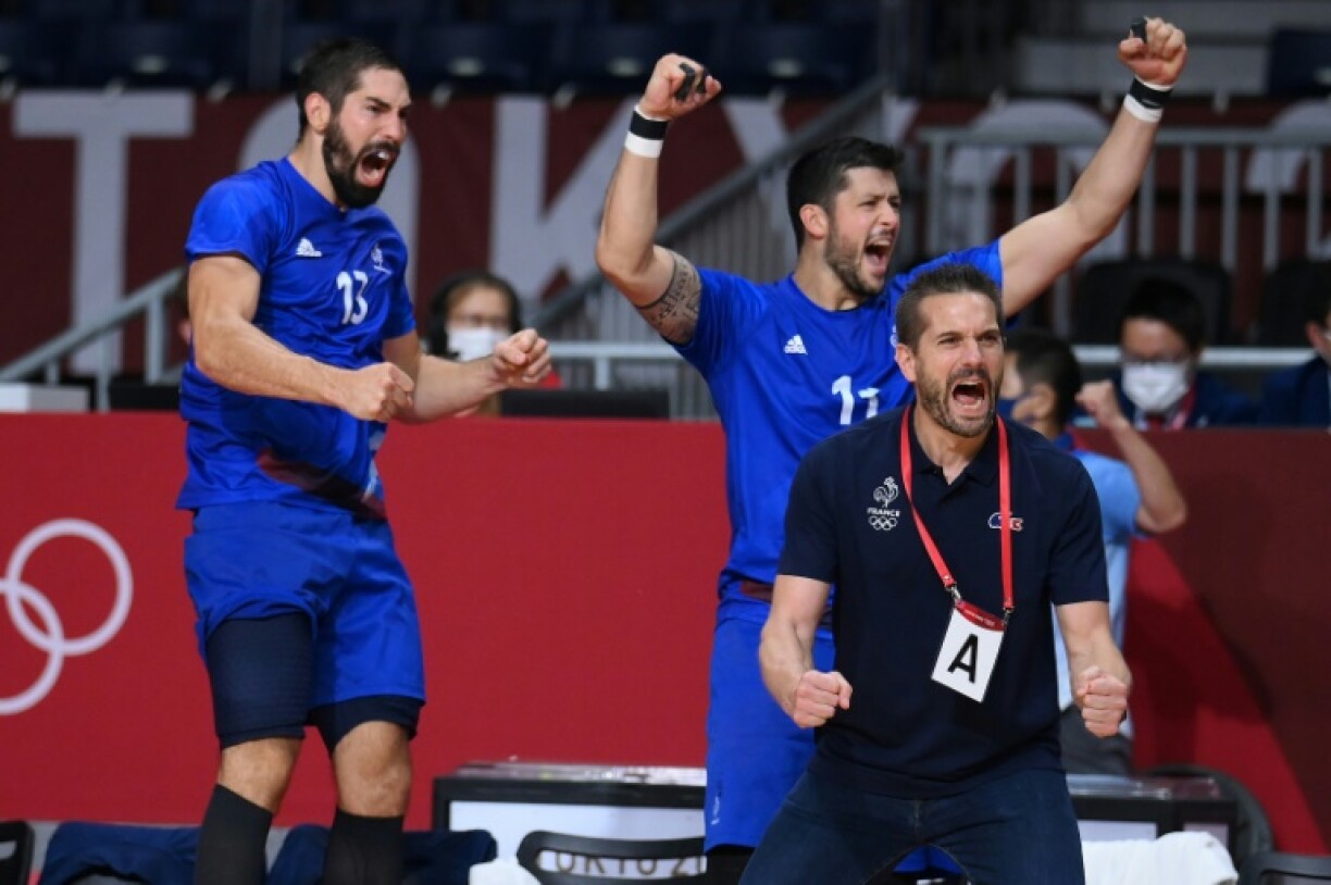 La joie des handballeurs français Nikola Karabatic et de Nicolas Tournat, et du sélectionneur Guillaume Gille, après la victoire (25-23) face au Danemark, lors de la finale, le 7 août 2021 aux Jeux Olympiques de Tokyo 2020