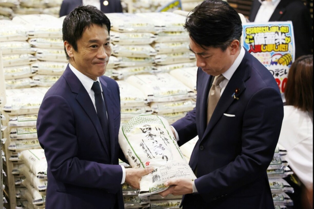 Farm minister Shinjiro Koizumi (R) has pledged to cut rice prices quicker