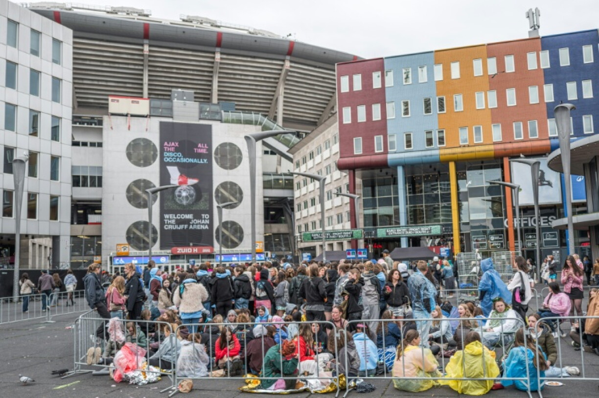 Des fans du chanteur britannique Harry Styles attendent devant la Johan Cruijff ArenA, avant sa série de dix concerts et sa tournée mondiale Together Tour, le 16 mai 2026 à Amsterdam, aux Pays-Bas