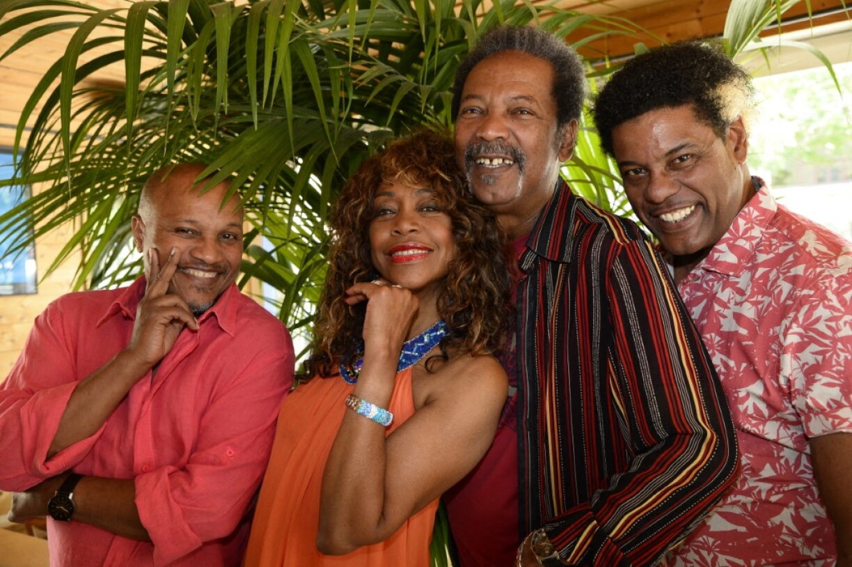 Guy Bévert, à gauche, chanteur de la Compagnie Créole, en 2015.