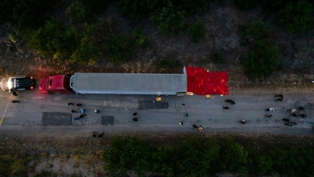 Vue aérienne du camion dans lequel au moins 46 personnes ont été retrouvées mortes à San Antonio, au Texas, le 27 juin 2022