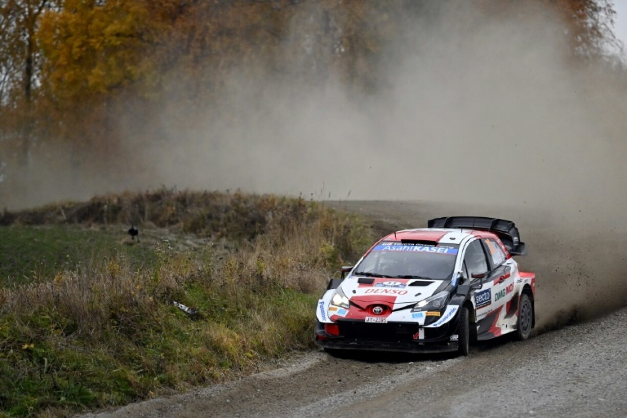 Le pilote britannique Elfyn Evans au volant de sa Toyota Yaris sur les routes du rallye de Finlande Jyväskylä, le 2 octobre 2021