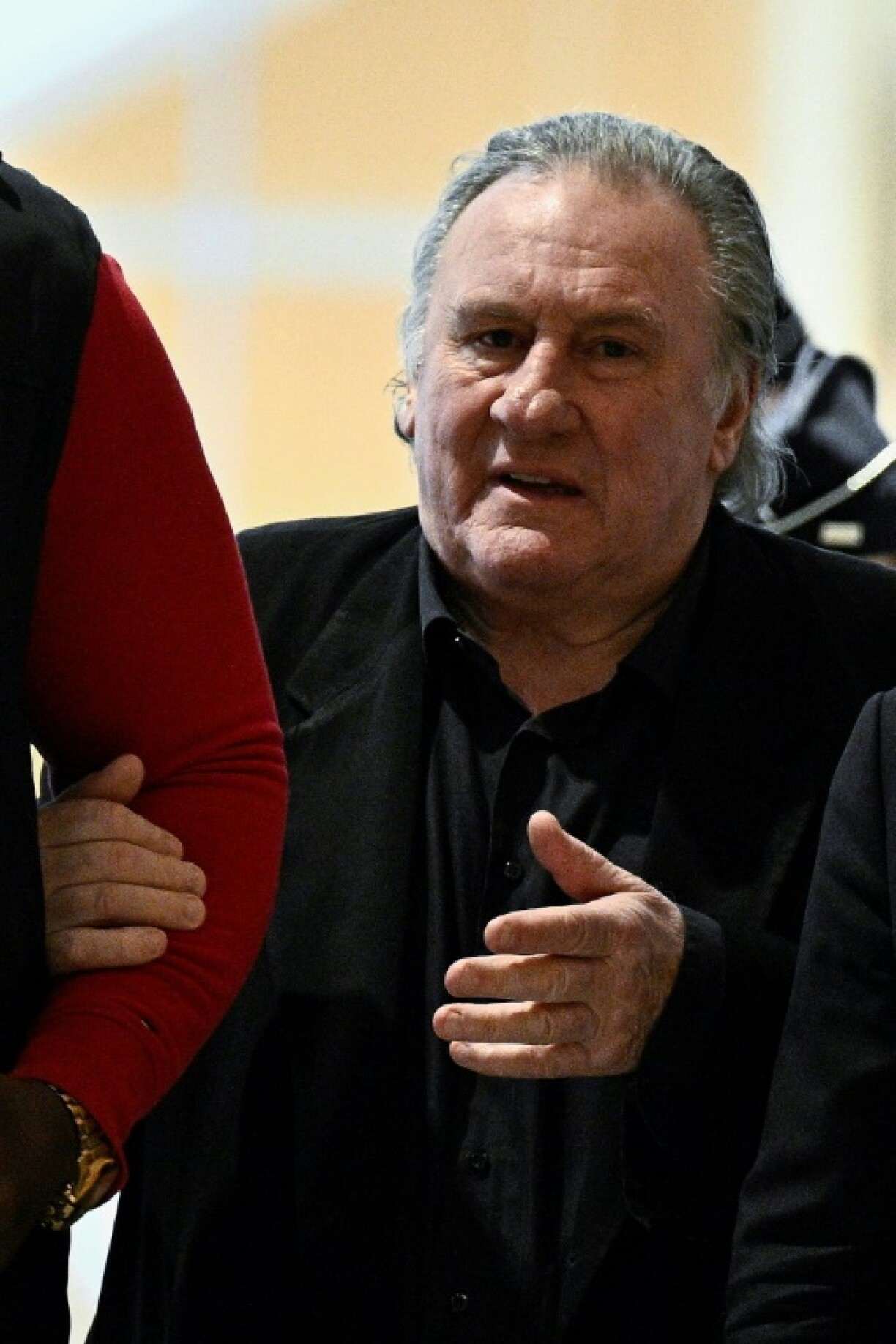 L'acteur français Gérard Depardieu arrive au quatrième jour de son procès, au tribunal correctionnel de Paris, le 27 mars 2025