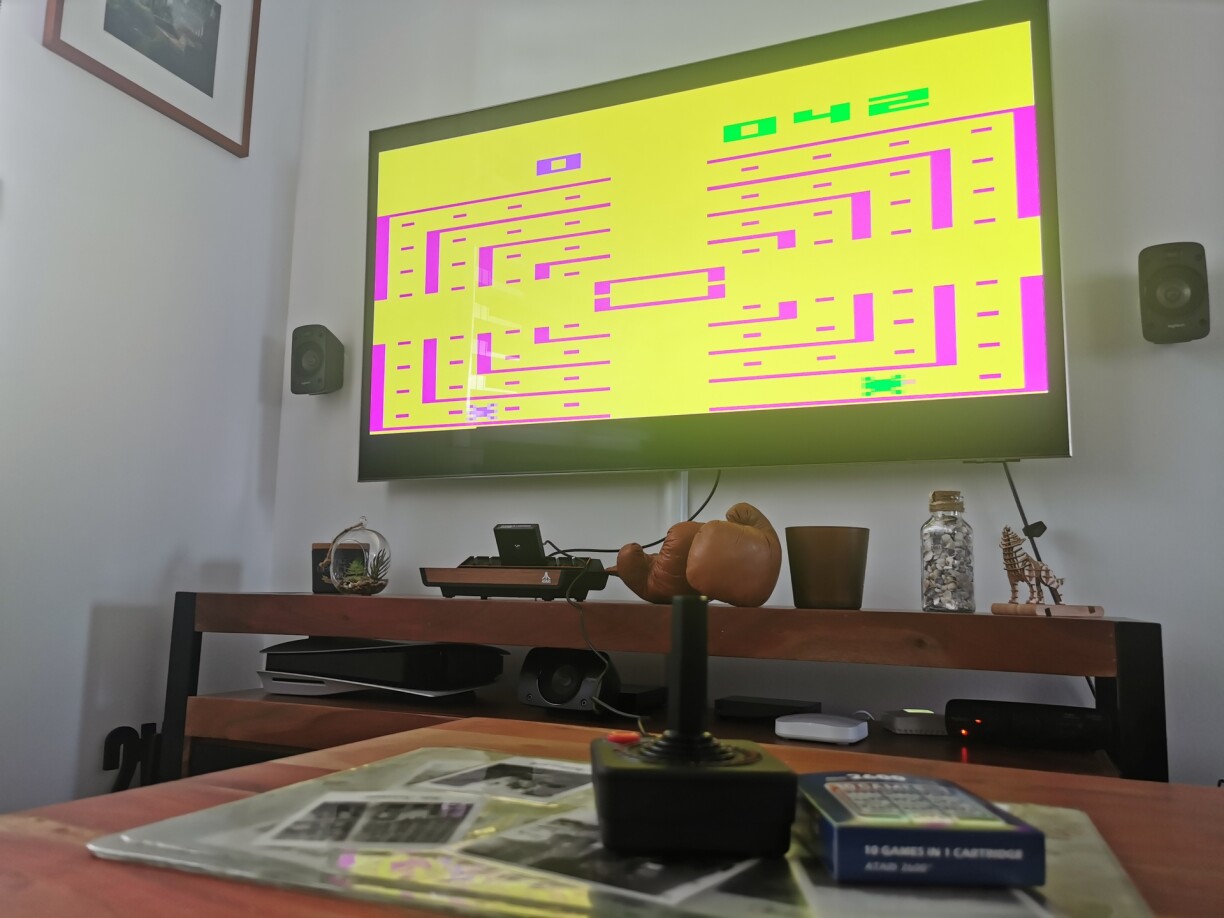 Dodge Em, un jeu de voiture de l'Atari 2600+, est plus proche d'un Pac-Man que d'un jeu de course.