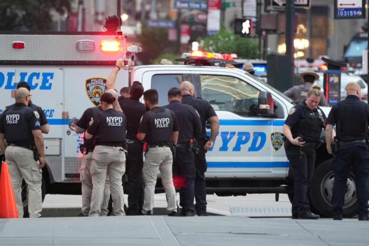 New York City police officers deployed a drone near Park Avenue at the height of the afternoon rush-hour as they investigated a possible active shooter situation