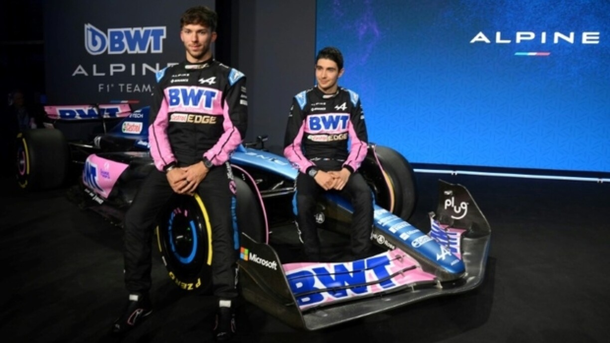 Les pilotes français Pierre Gasly (G) et Esteban Ocon (D) lors de la présentation de la monoplace 2023 de l'écurie Alpine, le 16 février 2023 à Londres