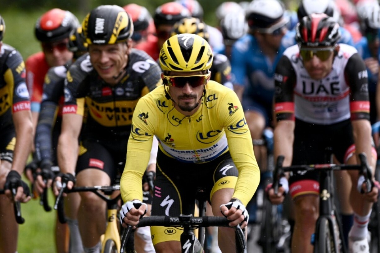 Julian Alaphilippe en jaune sur le Tour de France en direction du Mûr de Bretagne, le 27 juin 2021