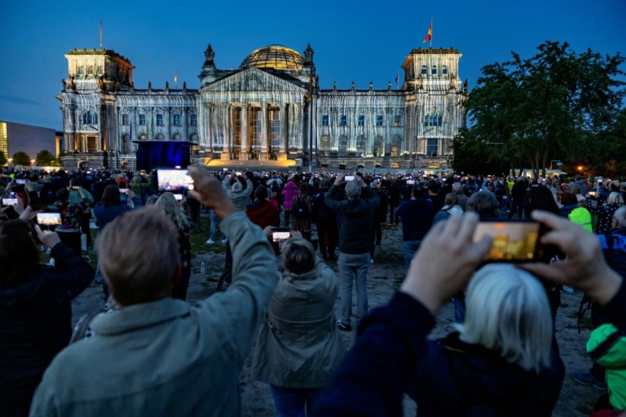 Every night until June 20, the western facade of the glass-domed parliament building will be illuminated with a giant projection reproducing the art installation