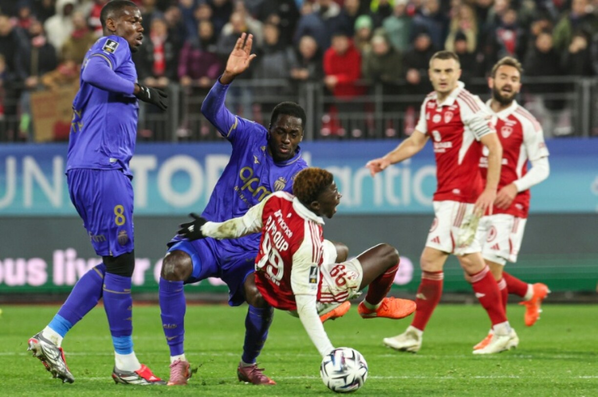 Le défenseur monégasque Jordan Teze coupable d'une faute sur l'attaquant de Brest Pathe Mboup(N.19), le 5 décembre 2025