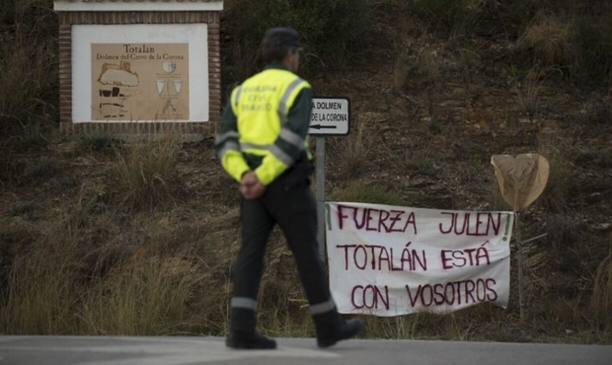 Un membre de la Guarde Civile près de l'endroit où le petit Julen a disparu.