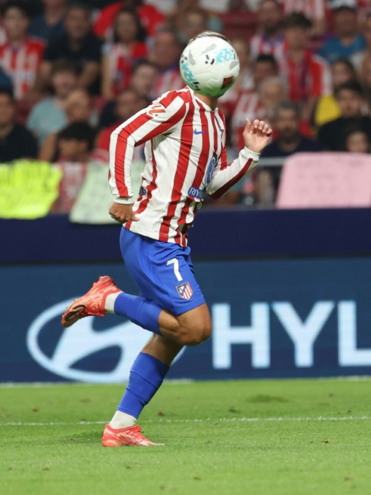 L'attaquant de l'Atlético Antoine Griezmann avec le ballon face à Elche, à Madrid, le 23 août 2025