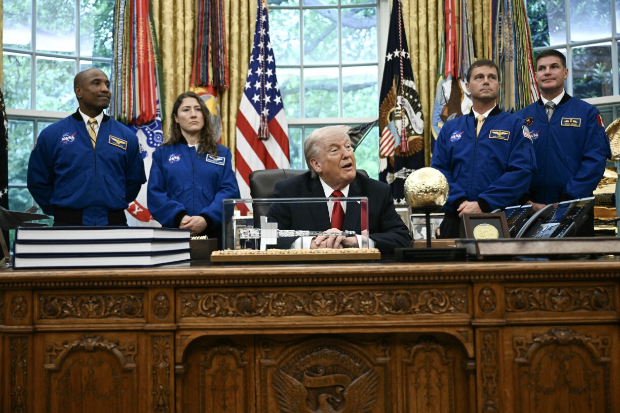 D'Astronaute Victor Glover, Christina Koch, Reid Wiseman a Jeremy Hansen mam Donald Trump am Oval Office.
