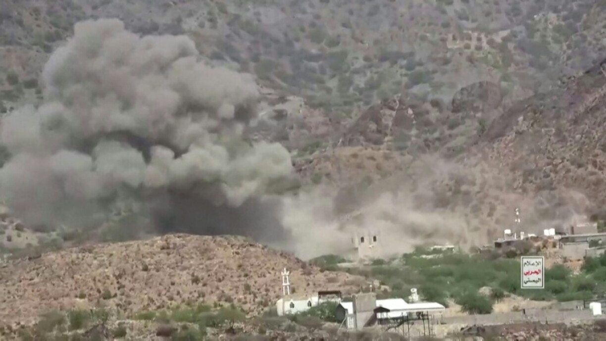 Une image diffusée par les Houthis du Yémen montre des fumées s'élevant d'une zone de combats, le 12 septembre 2026