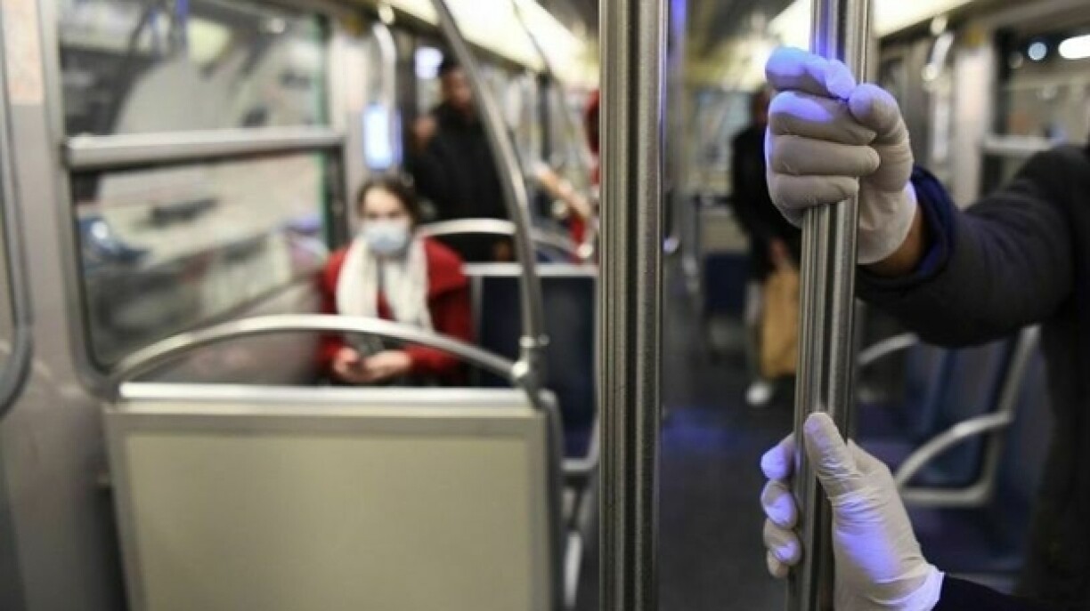 Respecter les règles d'hygiène est devenu crucial dans les transports en commun, afin de combattre l'épidémie.