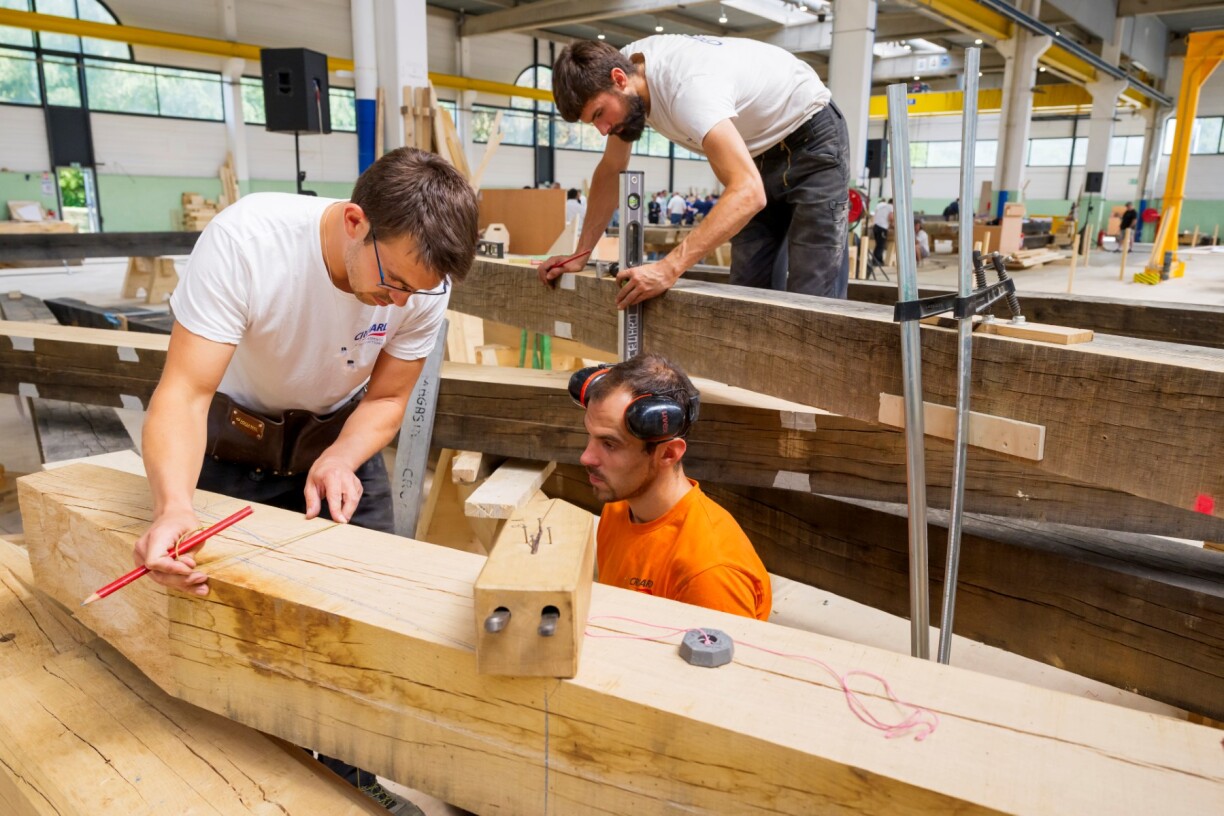 Des charpentiers à l'œuvre sur la nouvelle flèche de la cathédrale Notre-Dame de Paris, fabriquée en Lorraine.
