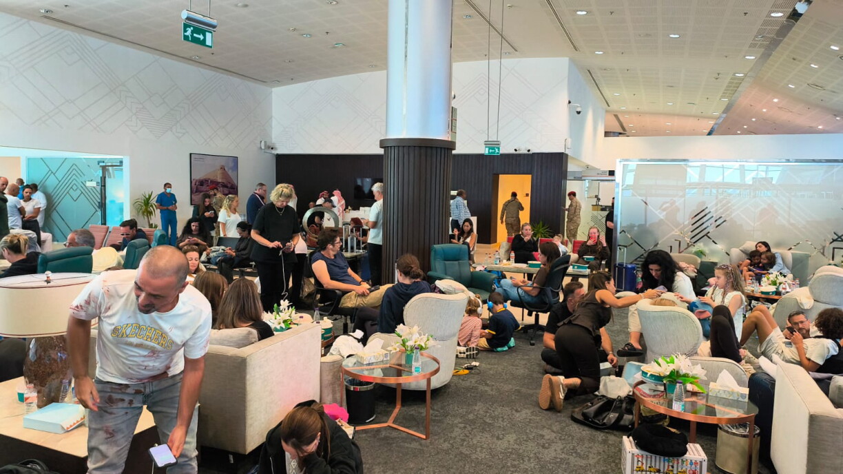 TOPSHOT - In this handout picture taken and obtained on September 30, 2026, passengers of the flydubai flight FZ1073 from Dubai to Tel Aviv are seen inside the Prince Sultan bin Abdulaziz Airport in Tabuk, after their plane was forced to land in Saudi Arabia.