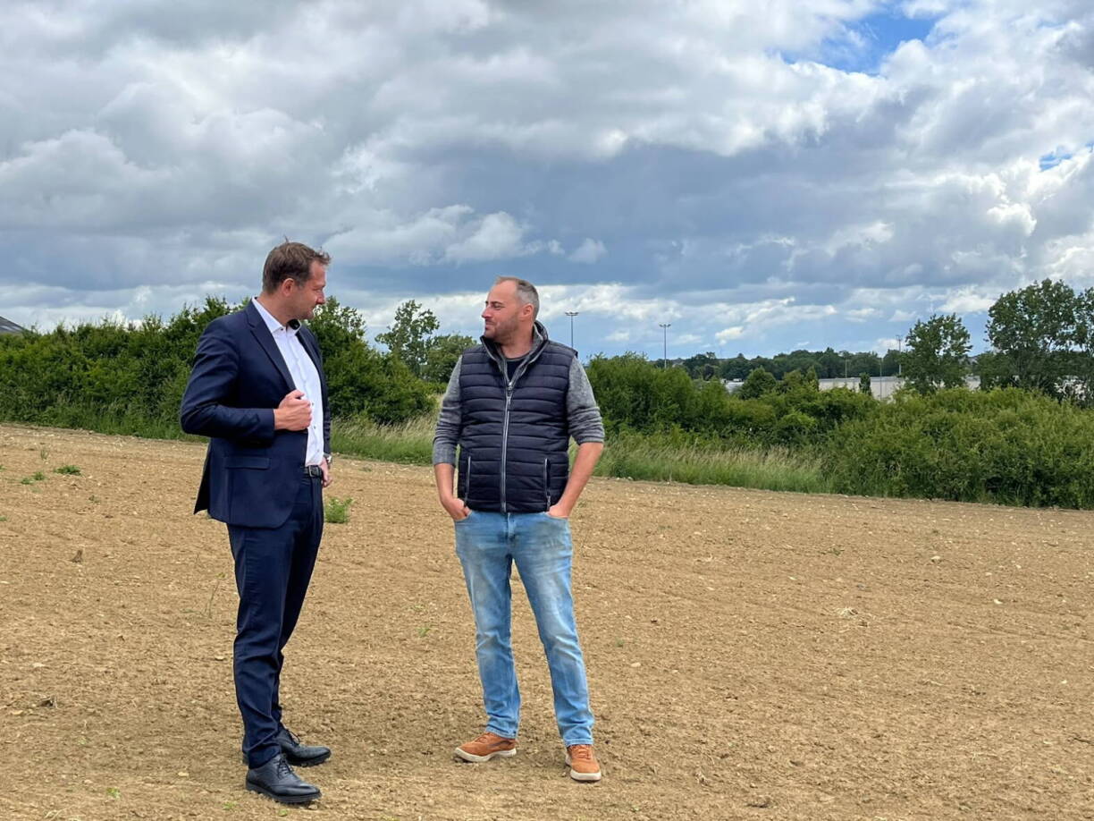 Christophe Hansen, European Commissioner for Agriculture and Food (L) and Gilles Biver, owner of the Gehaanshaff (R).