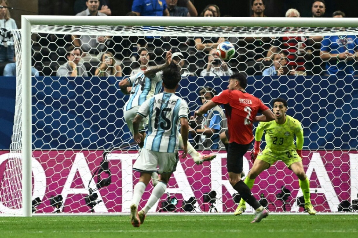 Argentina's midfielder #24 Enzo Fernandez (L) scores his team's third goal during the 2026 World Cup round of 16 football match between Argentina and Egypt at Atlanta Stadium in Atlanta on July 7, 2026.