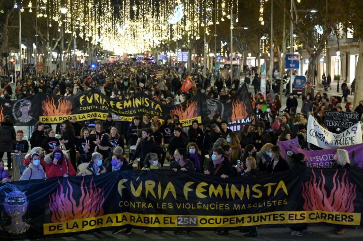 Des personnes manifestent à l'occasion de la Journée internationale pour l'élimination de la violence à l'égard des femmes à Madrid, le 25 novembre 2021