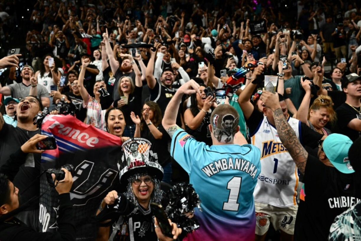 Des fans se réjouissent de la sélection de Victor Wembanyama par les San Antonio Spurs, le 22 juin 2023 à San Antonio (Etats-Unis)
