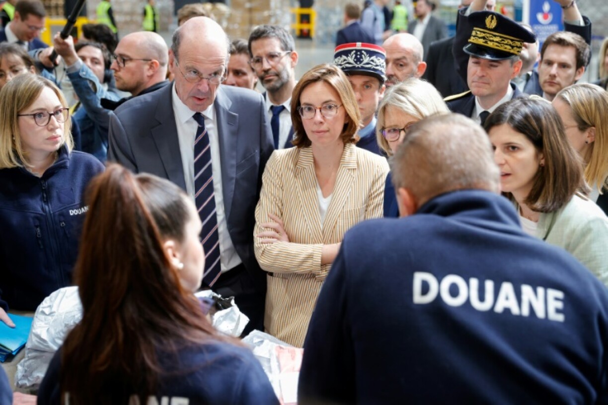 Le ministre de l'Économie Éric Lombard (2e à gauche) s'entretient avec des douaniers français aux côtés de la ministre chargée des Comptes publics, Amélie de Montchalin (centre), de la ministre déléguée au Commerce Véronique Louwagie (2e à droite) et de la secrétaire d'État chargée de l'IA et du numérique, Clara Chappaz (1ère à droite), dans un entrepôt de l'aéroport Roissy-Charles de Gaulle, le 29 avril 2025