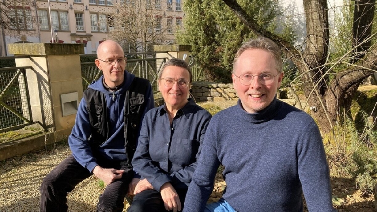 v.l.n.r. De Bernd Marcel Gonner, d'Ulrike Bail an de Robert Weis am Steengaart vum Naturmusée am Gronn