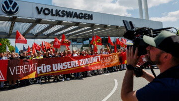 Des salariés de Volkswagen manifestent devant l'usine de Zwickau le 9 juillet 2026