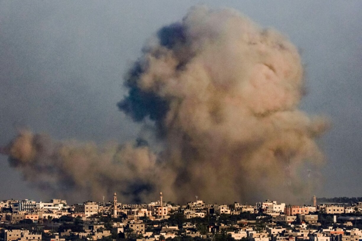 Des panaches de fumée s'élèvent dans le ciel de Khan Yunès, dans le sud de la bande de Gaza, après un bombardement israélien le 26 décembre 2023