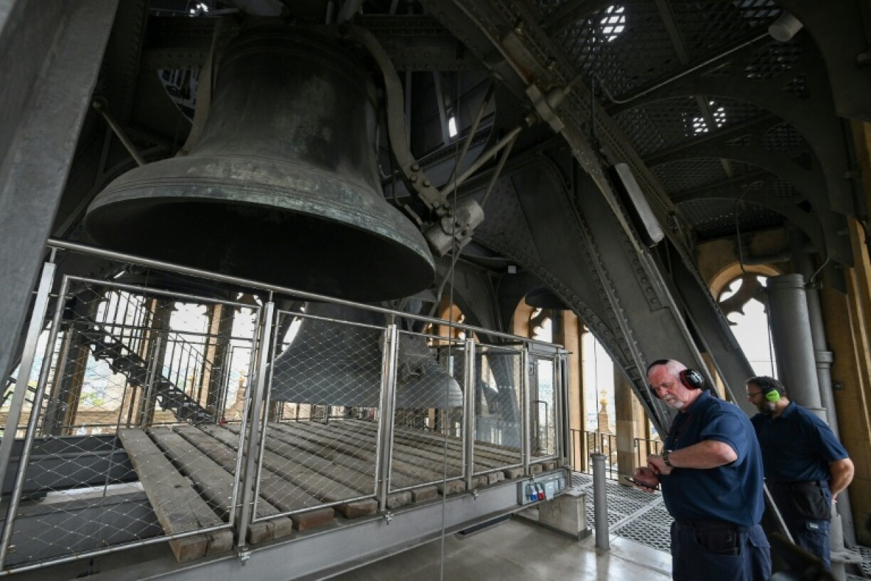 L'horloger Ian Westworth vérifie sa montre tout en surveillant l'exactitude de l'heure de la Grande Horloge de Westminster, connue sous le nom de Big Ben, le 22 octobre 2025 à Londres