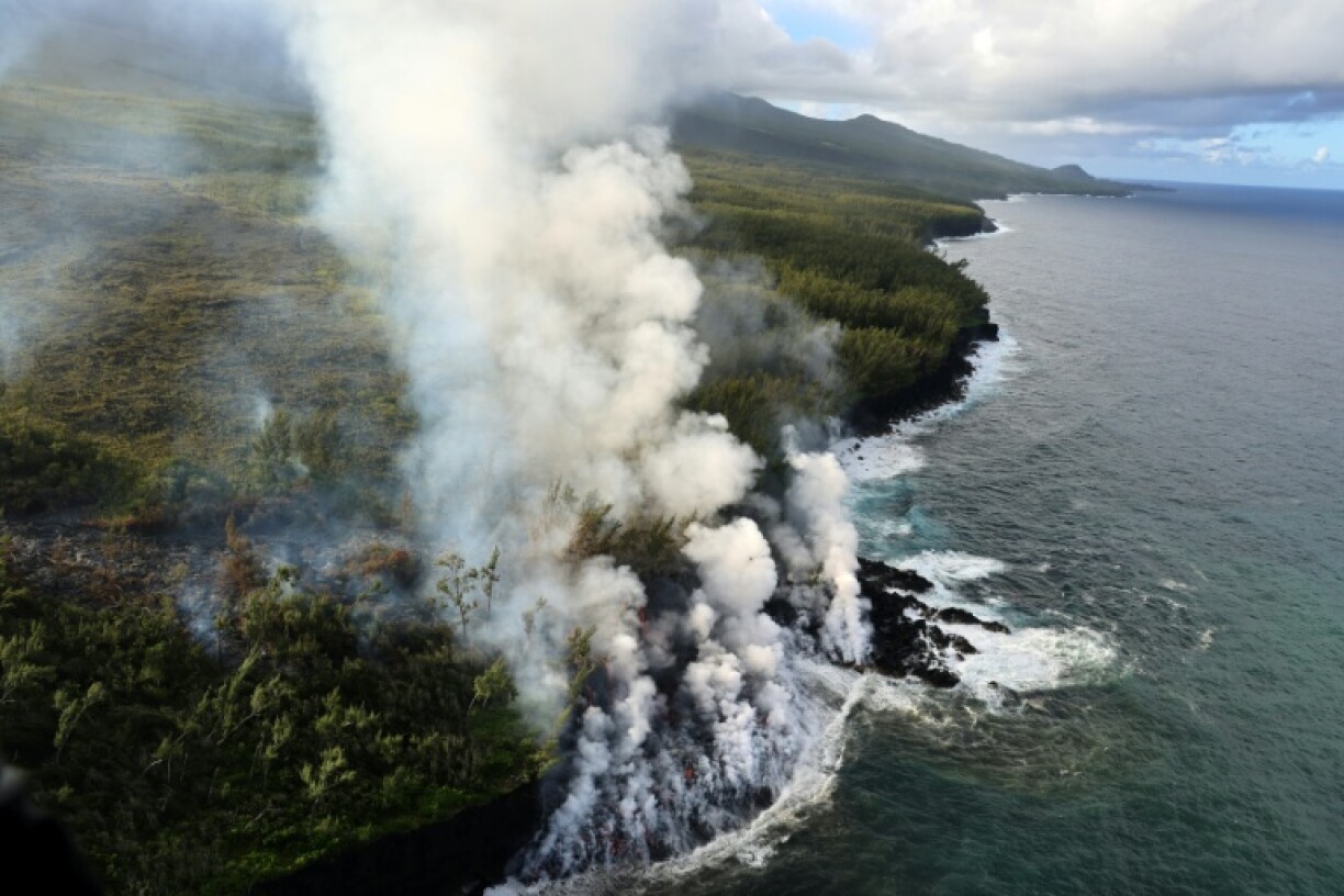 Une coulée de lave du Piton de la Fournaise en éruption se dévere dans l'océan Indien,, le 16 mars 2026 à La Réunion