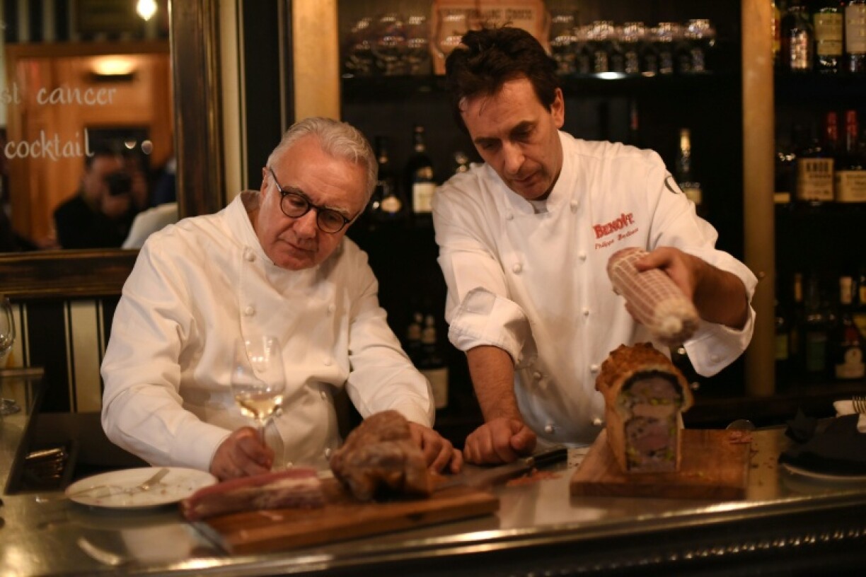 Le chef Alain Ducasse (G) à New York, le 18 octobre 2024