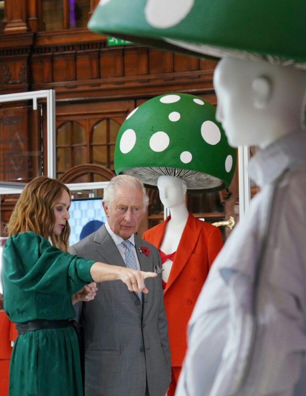 La créatrice de mode britannique Stella McCartney aux côtés du prince Charles en visite dans son exposition au musée Kelvingrove de Glasgow en Ecosse (Royaume-Uni) durant la COP26, le 3 novembre 2021
