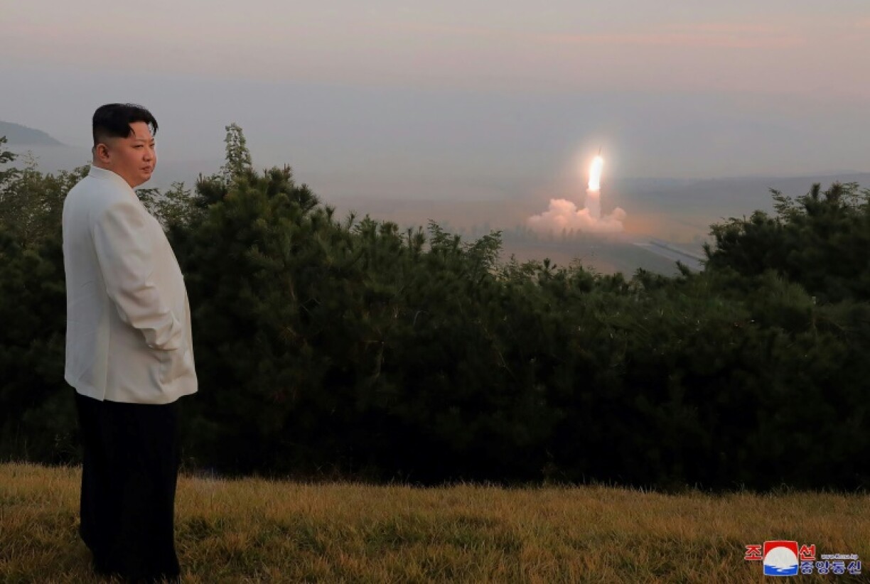 Sur cette photo diffusée le 10 octobre 2022, le dirigeant nord-coréen Kim Jong Un supervise le lancement d'un missile selon l'agence d'Etat KCNA, dans un lieu non précisé et à une date inconnue