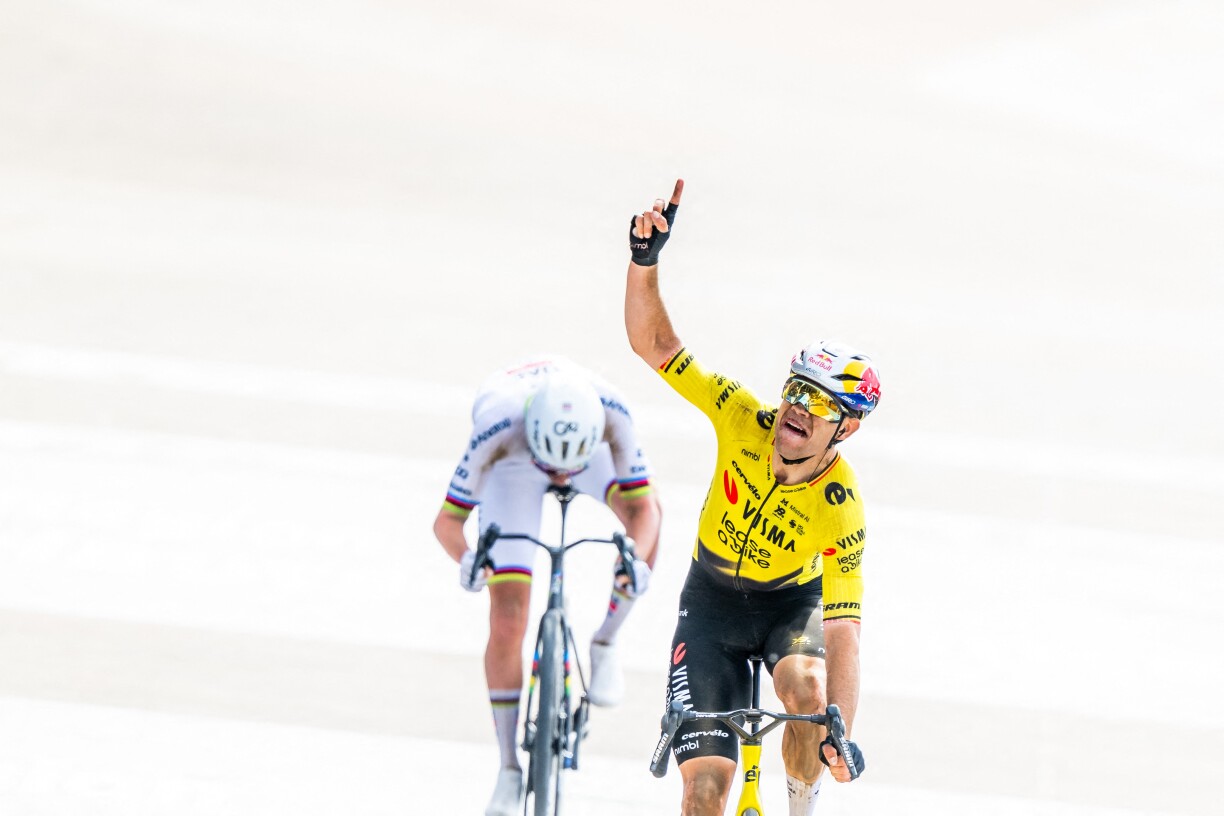 De Wout van Aert huet sech am Sprint géint den Tadej Pogacar duerchgesat